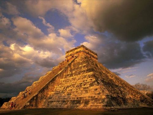 руины пирамид Майя в Мексике