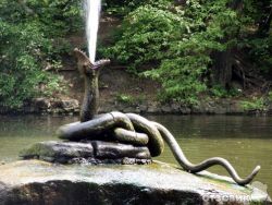 знаменитый фонтан, бьющий из пасти змеи (Софиевка, Умань)