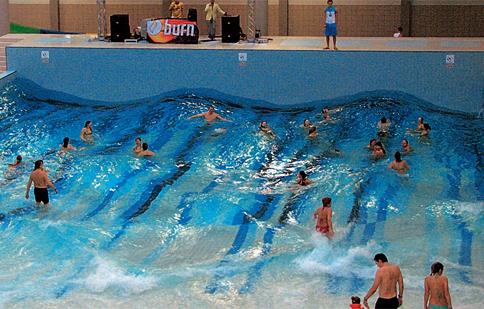 бассейн с волнами в аквапарке в Броварах